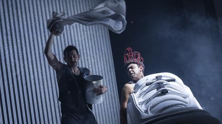 Ort: Maxim Gorki Theater, Berlin. Titel: Amerika. Autor: Franz Kafka. Regie: Sebastian Baumgarten. Buehne: Barbara Steiner. Kostueme: Christina Schmitt. Premiere: 14.01.2023 Darst.: Till Wonka, Falilou Seck. Copyright: Marcus Lieberenz/bildbuehne.de (Veroeffentlichung nur gegen Honorar und Belegexemplar!)