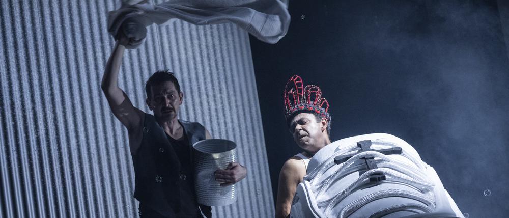 Ort: Maxim Gorki Theater, Berlin. Titel: Amerika. Autor: Franz Kafka. Regie: Sebastian Baumgarten. Buehne: Barbara Steiner. Kostueme: Christina Schmitt. Premiere: 14.01.2023 Darst.: Till Wonka, Falilou Seck. Copyright: Marcus Lieberenz/bildbuehne.de (Veroeffentlichung nur gegen Honorar und Belegexemplar!)