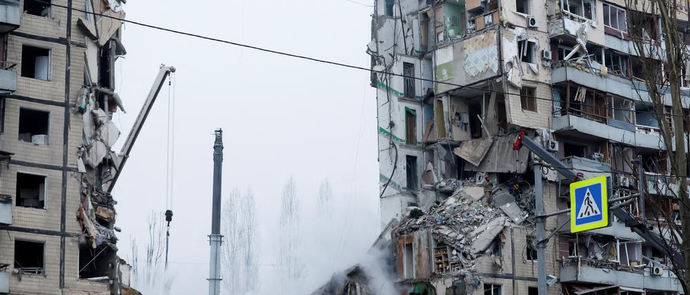 Ein Wohnhaus im ukrainischen Dnipro wurde beim russischen Beschuss schwer zerstört.