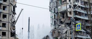Ein Wohnhaus im ukrainischen Dnipro wurde beim russischen Beschuss schwer zerstört. 