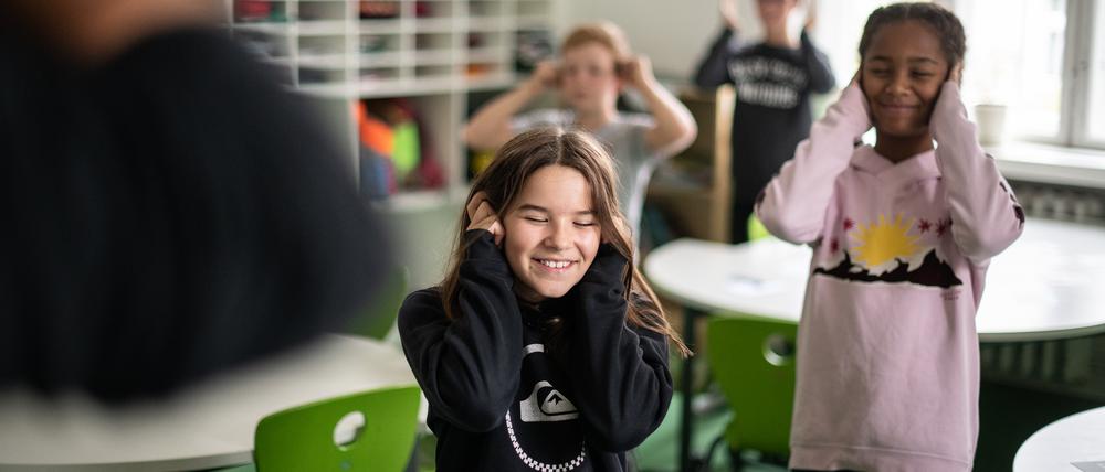 Lernen - Meditation, Bewegung, Achtsamkeit: Schüler:innen bei einer Metazeit-Übung. Porträt - Tina Schütze-Fulton