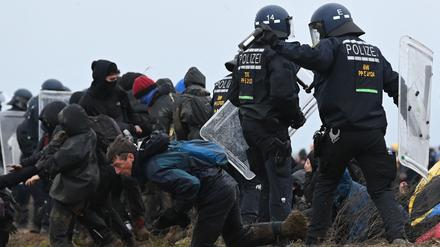 Ein Demonstrant durchbricht während der Demo am Samstag die Polizeiabsperrung.