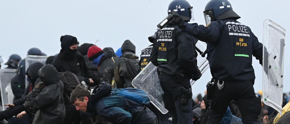 Ein Demonstrant durchbricht während der Demo am Samstag die Polizeiabsperrung.