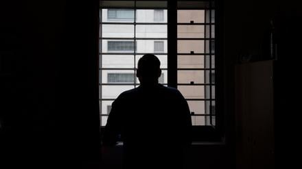 Ein Insasse der Justizvollzugsanstalt (JVA) Stuttgart im Stadtteil Stammheim in seiner Einzelzelle am Fenster.