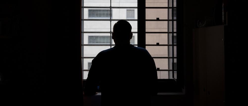 Ein Insasse der Justizvollzugsanstalt (JVA) Stuttgart im Stadtteil Stammheim in seiner Einzelzelle am Fenster.