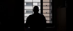 Ein Insasse der Justizvollzugsanstalt (JVA) Stuttgart im Stadtteil Stammheim in seiner Einzelzelle am Fenster.