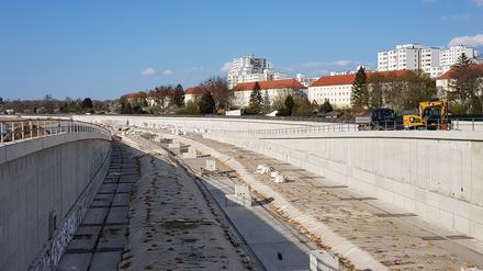 So wie hier an der künftigen Anschlussstelle Sonnenallee sieht der Rohling des Autobahntroges auf dem größten Teil der Strecke aus - wobei das letzte Stück in Treptow noch fehlt. Die Baukostenprognose ist auf 700 Millionen Euro gestiegen. Foto: Stefan Jacobs 