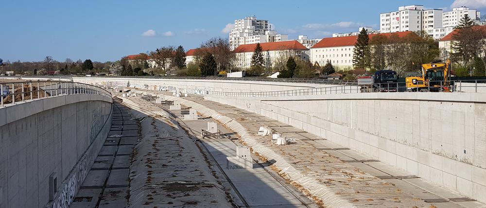 So wie hier an der künftigen Anschlussstelle Sonnenallee sieht der Rohling des Autobahntroges auf dem größten Teil der Strecke aus - wobei das letzte Stück in Treptow noch fehlt. Die Baukostenprognose ist auf 700 Millionen Euro gestiegen. Foto: Stefan Jacobs