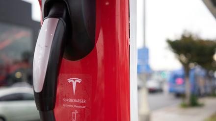 Eine Tesla-Ladestation steht leer. 
