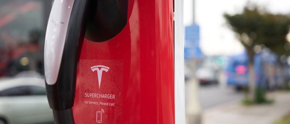 Eine Tesla-Ladestation steht leer.