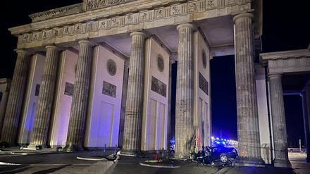 Das Autowrack zwischen den Säulen des Brandenburger Tors.
