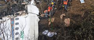 Das Flugzeugwrack nach dem Absturz in Pakhora.