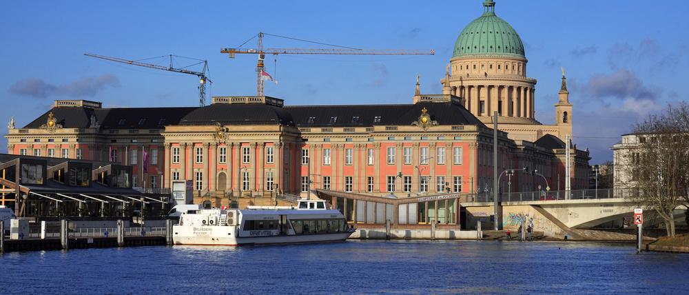 Der Landtag und die Nikolaikirche am Alten Markt sind im Licht der Wintersonne hinter dem Anleger der Potsdamer Schifffahrt und der Langen Brücke zu sehen.