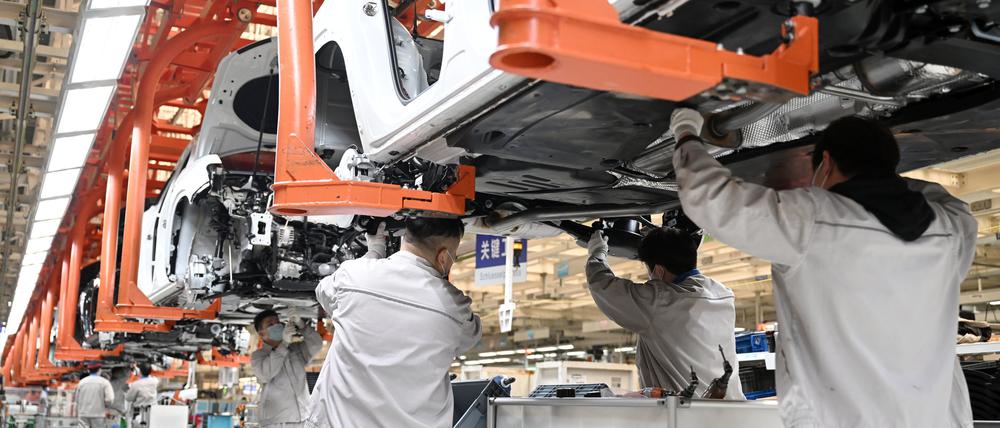 Mitarbeiter am Fließband der nordchinesischen FAW-Volkswagen-Basis.