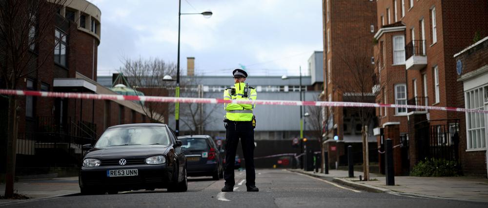 Ein Polizist am Tatort in London.