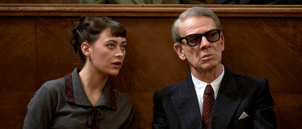 Toni (Mercedes Müller) übersetzt für Gehlen (Martin Wuttke) bei einer Verhandlung.