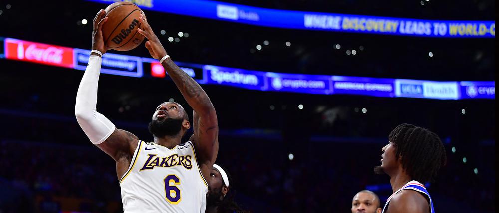 LeBron James bei einem seiner erfolgreichen Würfe, dennoch reichte es nicht zum Sieg.