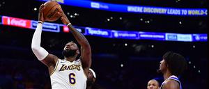 LeBron James bei einem seiner erfolgreichen Würfe, dennoch reichte es nicht zum Sieg.