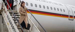 Annalena Baerbock, Außenministerin, steigt aus einem Flugzeug der Flugbereitschaft des Bundesministeriums für Verteidigung am Flughafen Rotterdam Den Haag. (Archivbild)