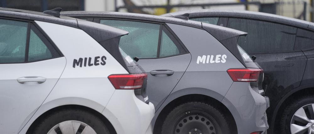 Elektrofahrzeuge des Carsharing-Dientes Miles stehen an einem Straßenrand.