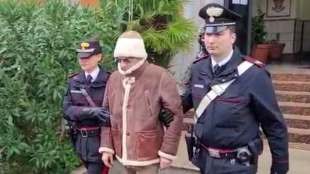 Matteo Messina Denaro wird in Palermo aus der Polizeiwache geführt. 