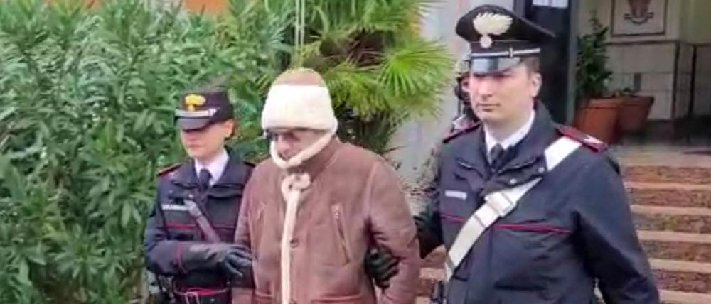 Matteo Messina Denaro wird in Palermo aus der Polizeiwache geführt.