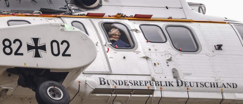 Bundesverteidigungsministerin Christine Lambrecht fliegt davon.