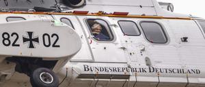 Bundesverteidigungsministerin Christine Lambrecht fliegt davon.