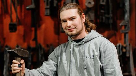 Dominik D. lässt sich bei Fittkau Metallgestaltung GmbH im 3. Lehrjahr zum Metallbauer ausbilden.Quelle: Valentin Paster/(Promo)
