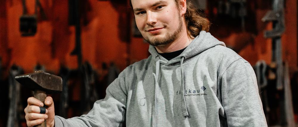 Dominik D. lässt sich bei Fittkau Metallgestaltung GmbH im 3. Lehrjahr zum Metallbauer ausbilden.Quelle: Valentin Paster/(Promo)