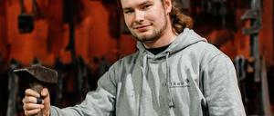 Dominik D. lässt sich bei Fittkau Metallgestaltung GmbH im 3. Lehrjahr zum Metallbauer ausbilden.Quelle: Valentin Paster/(Promo)