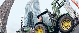 Traktoren stehen am 16.01.2016 in Berlin am Potsdamer Platz.
