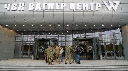 Besucher stehen am Wagner-Zentrum in Sankt Petersburg.