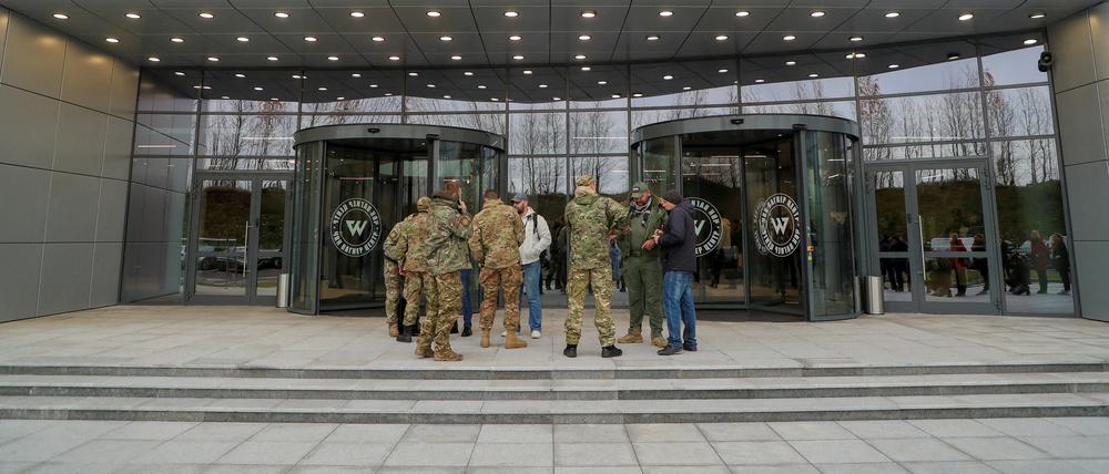 Besucher stehen am Wagner-Zentrum in Sankt Petersburg.