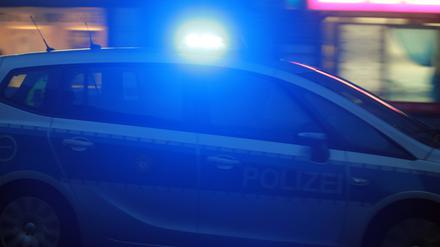 Einsatzwagen der Polizei mit eingeschaltetem Blaulicht. 