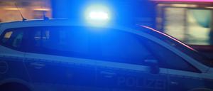 Einsatzwagen der Polizei mit eingeschaltetem Blaulicht. 