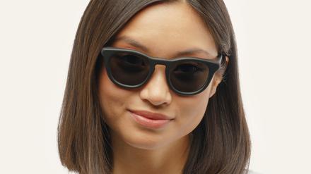 Eine Sonnenbrille aus Kaffeeresten, hergestellt vom ukrainischen Start-up Ochis.