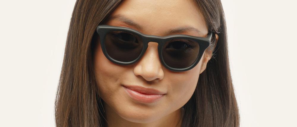 Eine Sonnenbrille aus Kaffeeresten, hergestellt vom ukrainischen Start-up Ochis.