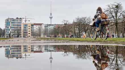 Feucht-kaltes Regenwetter am Berliner Mauerpark. 