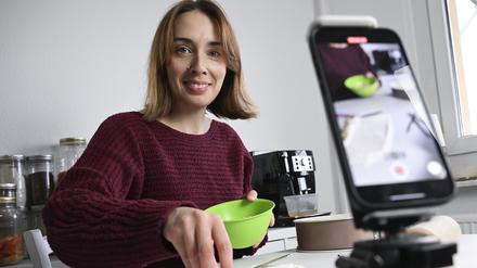 Foodbloggerin und Konditormeisterin Anja Giersberg arbeitet in ihrem Studio an ihrem Foodblog.