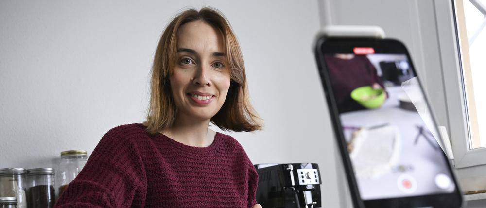 Foodbloggerin und Konditormeisterin Anja Giersberg arbeitet in ihrem Studio an ihrem Foodblog.
