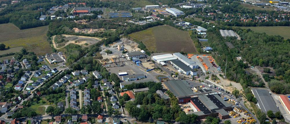 Stahnsdorf aus der Vogelperspektive: Durch die Bildmitte verläuft von unten links diagonal die Stahnsdorfer Straße.