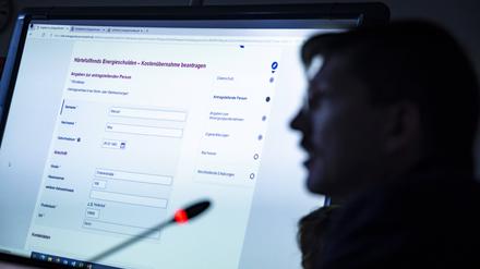 Projektleiter des Härtefallfonds Energieschulden Martin Delius spricht während der Vorstellung in der Senatsverwaltung in Berlin.