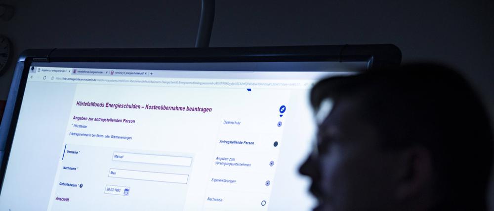 Projektleiter des Härtefallfonds Energieschulden Martin Delius spricht während der Vorstellung in der Senatsverwaltung in Berlin.