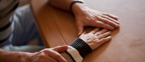 ARCHIV - 23.12.2011, ---: Ein Mann hält die Hand seiner Ehefrau, die an Alzheimer erkrankt ist. (zu dpa "BGH: Pflegegeld darf beim Pflegenden nicht gepfändet werden") Foto: Oliver Killig/dpa-Zentralbild/dpa +++ dpa-Bildfunk +++