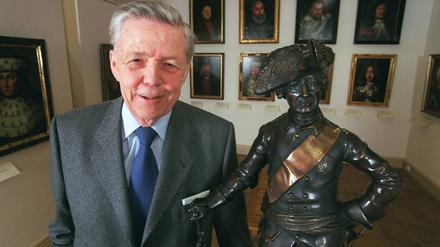Ehrhardt Bödecker 2013, neben einer Statue Friedrichs des Großen in seinem Brandenburg-Preußen-Museum in Wustrau.  