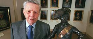 Ehrhardt Bödecker 2013, neben einer Statue Friedrichs des Großen in seinem Brandenburg-Preußen-Museum in Wustrau.