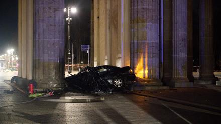 Das Autowrack zwischen den Säulen des Brandenburger Tors.