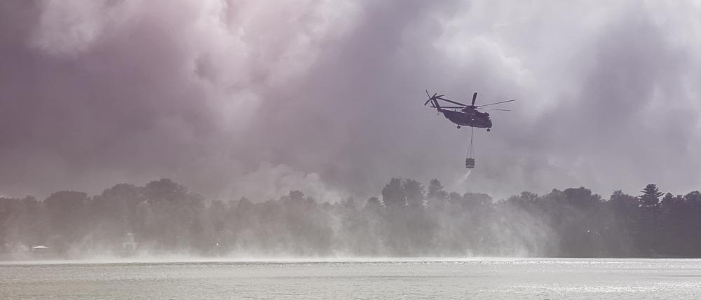 Hubschrauber beim Löschen eines Waldbrandes.