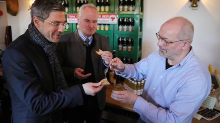 Erst Malzbier, dann Honigstulle von Rainer Gartemann (r.): Oberbürgermeister Mike Schubert (l.) und der Beigeordnete Bernd Rubelt im Forsthaus Templin beim Vorgeschmack auf die Grüne Woche.